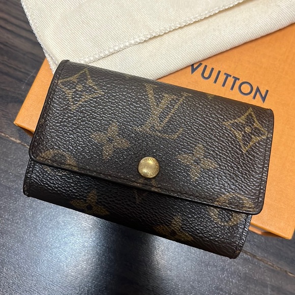 Authentic Louis Vuitton Monogrammed 6 Key Holder - Picture 2 of 13